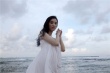 黄圣依拍写真漫步沙滩 飘逸白裙展现清新之美