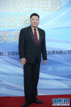 姜超黑色西裝低調(diào)亮相紅毯 笑容自信落落大方