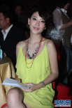 應(yīng)采兒靚麗現(xiàn)身頒獎(jiǎng)現(xiàn)場(chǎng) 黃綠吊帶裙襯托膚色