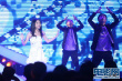 黃英一襲白色短裙登臺(tái)表演 放聲演唱一展歌喉