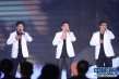 八风组合登台演唱歌曲 白色西装三人整齐划一