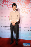 黄明身着奶白色衬衫柔和精致 帅气发型阳光健康