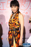 葉童豹紋長裙飄逸亮相 手戴閃亮佩飾甜美登場