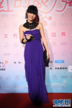 官恩娜紫色飘逸长裙垂感十足 齐刘海个性美艳
