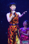 叶童登台演唱《阳光总在风雨后》 歌声真挚动人