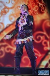 歌手索南扎西登台表演 激情献唱歌曲掀起互动