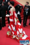 两代红毯女王戛纳斗艳 巩俐霸气范爷仙鹤裙抢眼