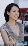章子怡戛纳拍写真展东方气质 淡妆优雅显贵气