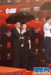 黄奕手挽刘青云性感亮相 黑纱透视长裙尽显妩媚