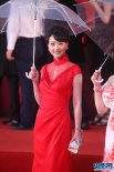 周海媚红色旗袍惊艳亮相 复古盘发尽显成熟妩媚