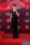 蒋雯丽独自走红毯 黑色华丽长裙尽显高贵气质