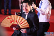 贾樟柯黑色西装亮相红毯 满脸笑容心情愉悦