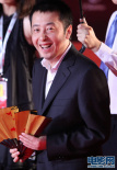 贾樟柯黑色西装亮相红毯 满脸笑容心情愉悦