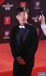 《海峡》剧组亮相 任贤齐黑色西装现场呐喊
