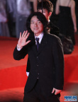 岩井俊二黑色西装亮相红地毯 挥手致意绅士大方