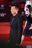 金爵奖评委夏雨一身黑色西装 庄重成熟亮相红毯