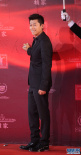 金爵奖评委夏雨一身黑色西装 庄重成熟亮相红毯