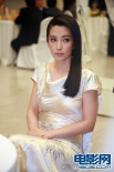 李冰冰白裙惊艳秀美背 后台独坐颇显冷清