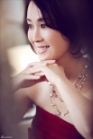 傅藝偉拍攝寫真詮釋唯美女人 甜美微笑顯幸福