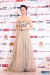 惠英红抹胸长裙亮相传媒大奖 雍容华贵笑容迷人
