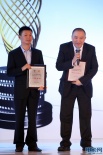 《百年情书》获传媒大奖入围奖 出品方上台领奖
