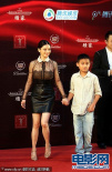 徐若瑄黑色透视装性感妩媚 携手小演员同亮相