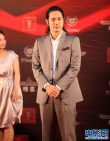 《挪威的森林》劇組亮相 松山研一條紋裝顯帥氣