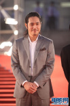 《挪威的森林》剧组亮相 松山研一条纹装显帅气