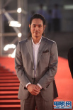 《挪威的森林》剧组亮相 松山研一条纹装显帅气