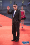 王小帅黑色西装亮相红毯 频频挥手致意显亲和