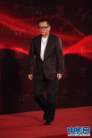 王小帅黑色西装亮相红毯 频频挥手致意显亲和