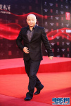 王全安黑色西装从容亮相 笑容谦和大显绅士风度