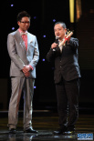 韩杰凭“树先生”获最佳导演奖 上台从容领奖