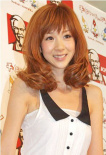 星野亞希頭頂“公雞帽”扮可愛(ài) 流露待嫁女人心