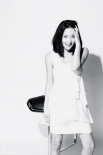 王妍苏拍摄纯净黑白写真 清爽迷人笑容甜美