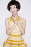 小燕子李晟拍夏日時(shí)尚大片 俏皮率真惹人憐愛