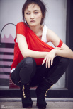 姚笛寫真演繹紅與黑 可愛淑女扮頹廢玩味盛夏