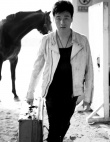 佟大为拍时尚杂志写真 率性洒脱展露成熟男人味