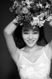 小斯琴高娃黑白写真曝光 演绎清纯魅惑两种风格