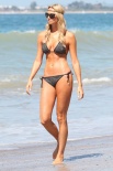 史黛希·姬伯乐海滩漫步 性感比基尼秀修长美腿