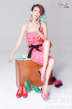 戚薇粉裙拍糖果写真 俏皮搞怪展现夏日小清新