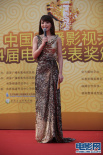 李密亮相華表獎紅毯 金色亮片長裙凸顯優(yōu)雅氣質