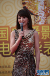 李密亮相華表獎紅毯 金色亮片長裙凸顯優(yōu)雅氣質