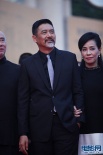 周润发夫妇携手亮相红毯 手挽手彰显默契十足