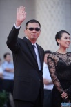 《一代宗师》导演王家卫亮相 微笑招手黑超耍帅