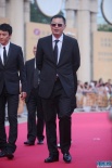 《一代宗师》导演王家卫亮相 微笑招手黑超耍帅