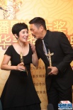 周潤(rùn)發(fā)、吳君如獲境外華裔演員獎(jiǎng) 后臺(tái)貼面慶祝