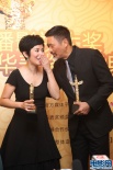 周潤(rùn)發(fā)、吳君如獲境外華裔演員獎(jiǎng) 后臺(tái)貼面慶祝