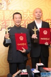 优秀男演员葛优、李雪健亮相后台 微笑合影受访