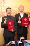 优秀男演员葛优、李雪健亮相后台 微笑合影受访